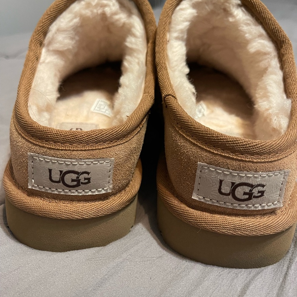 UGG SLIPPERS - LIKE NEW - Picture 4 of 6